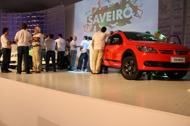 Palco do "Car Reveal" da Saveiro