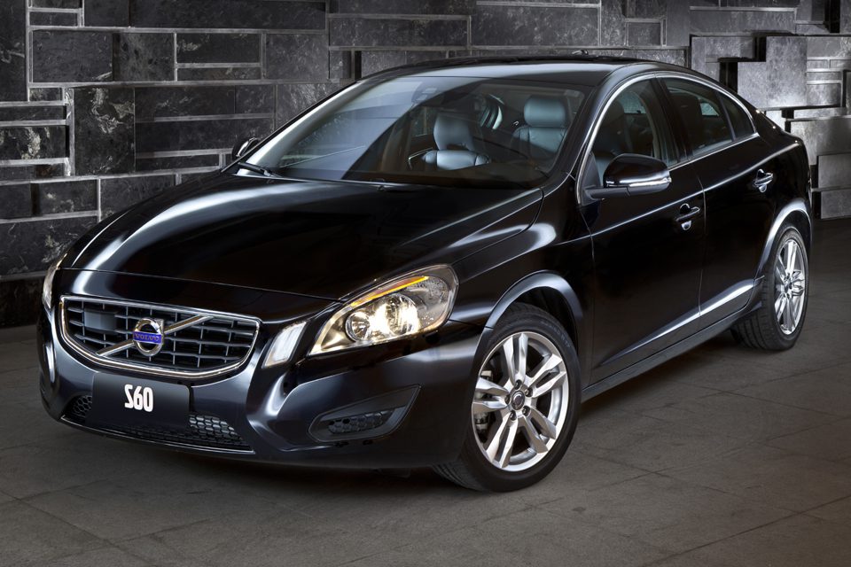 Volvo S60 ganha duas novas versões no Brasil