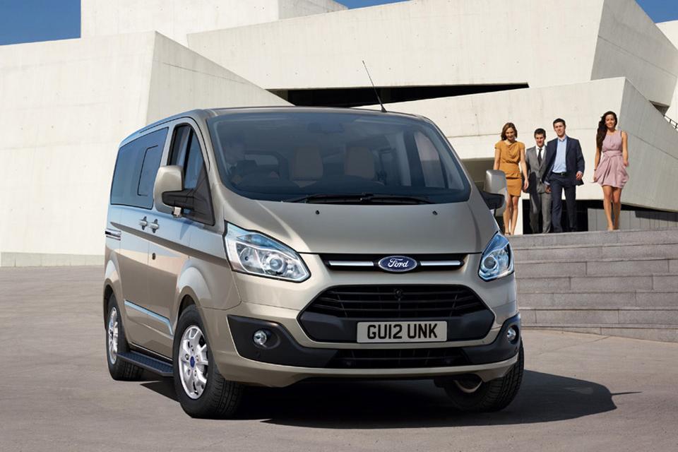 Ford revela versão de produção da Turneo Custom na Europa