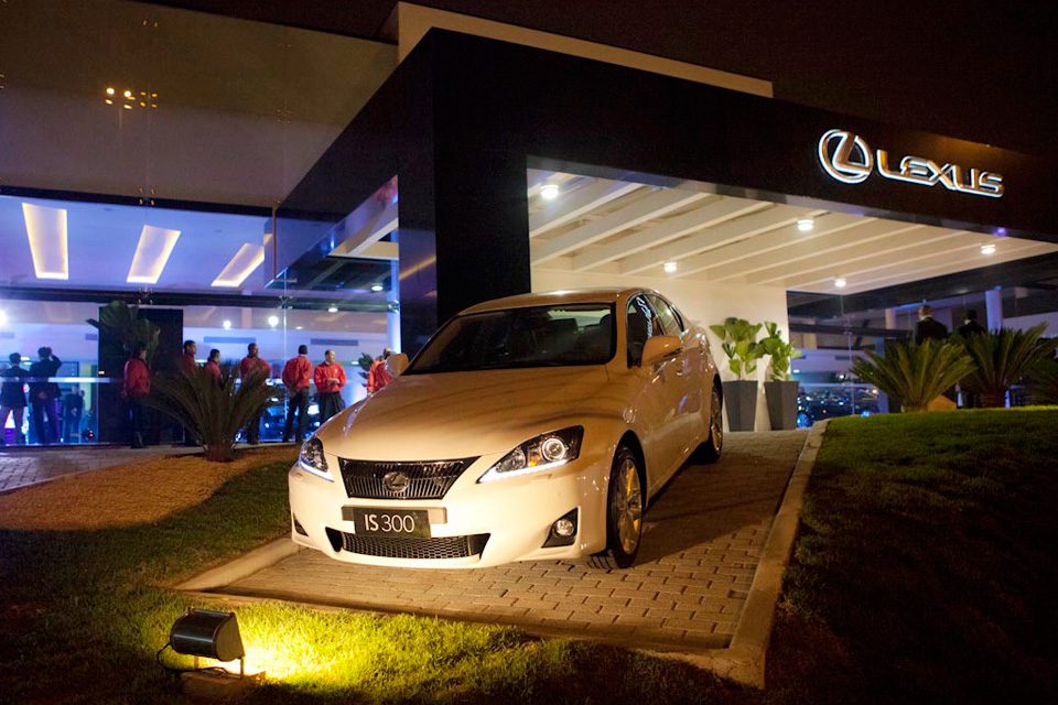 Lexus inaugura primeira concessionária brasileira