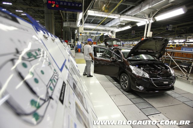 Peugeot 208 nacional sendo montado em Porto Real