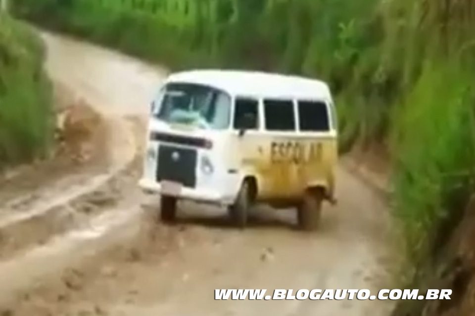 Volkswagen Kombi Escolar fazendo drift (Vídeo)