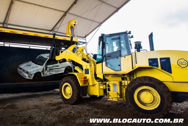 Antes de serem destruídos, os carros têm equipamentos retirados, como baterias, pneus e catalisadores