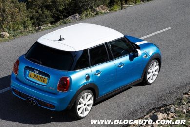 MINI Cooper quatro portas