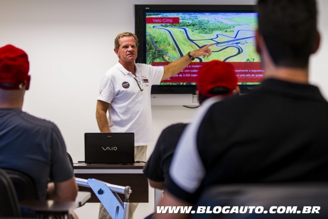 Aula teórica para noções do carro e da pista do Mitsubishi Driver Club