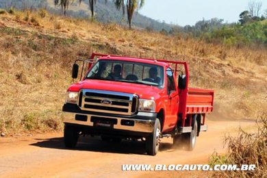 Ford F4000 2015 Vermelha