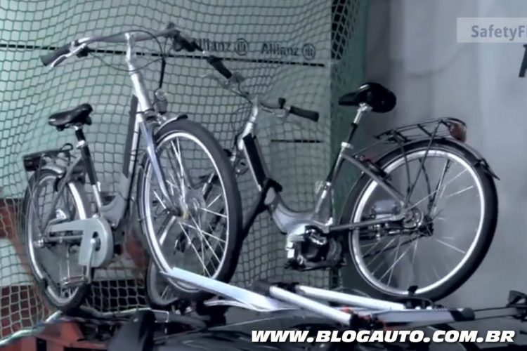 Crash test de automóvel com bicicletas elétricas