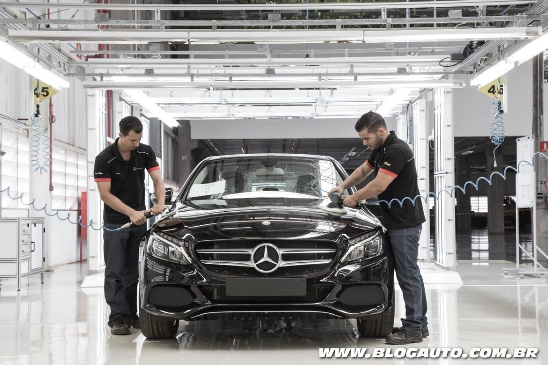 Mercedes-Benz inaugura fábrica de carros no Brasil