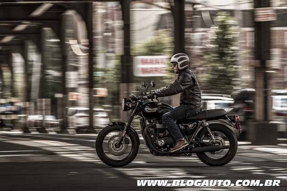 Triumph Bonneville T100 Black chega por R$ 39.990