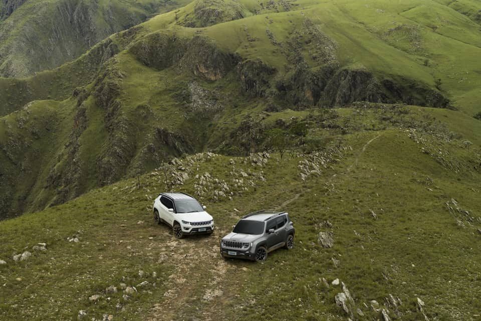 Já se imaginou de Jeep na Ilha de Páscoa?