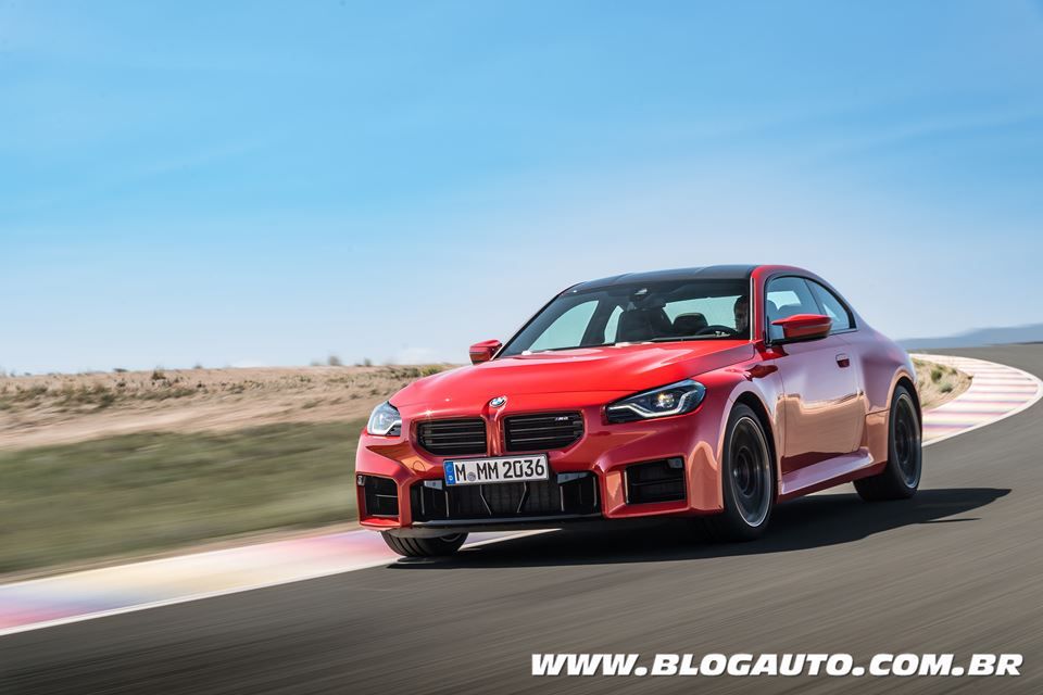 BMW M2 com 460 cv, 6 cilindros e manual