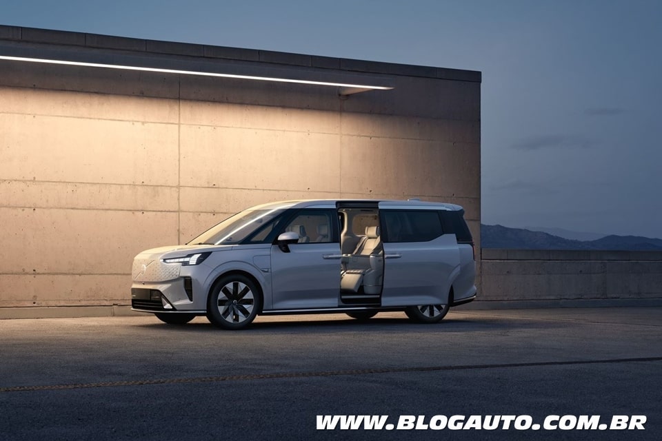 Volvo EM90 minivan elétrica com muito luxo